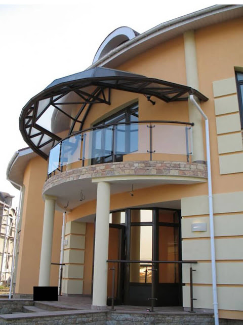Glass balcony railing