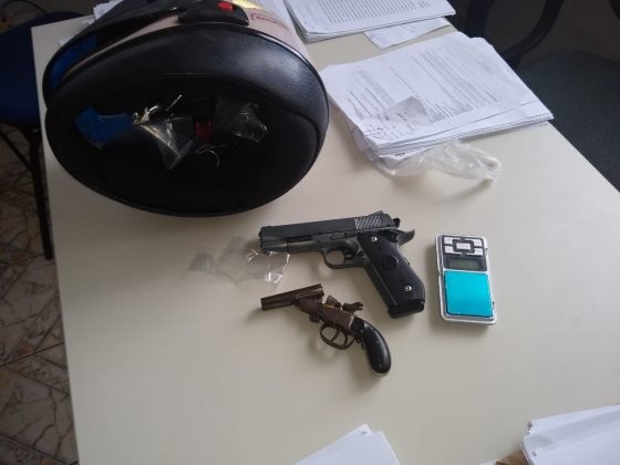 Polícia apreende moto e armas utilizadas em roubo na zona rural de Laje