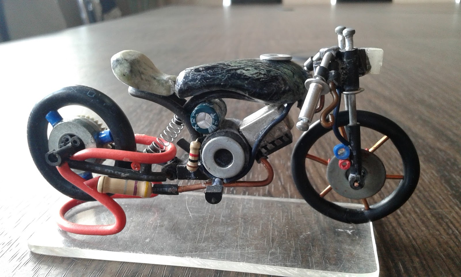 Miniatur Motor  Dari  Barang Bekas  IntermediaNET