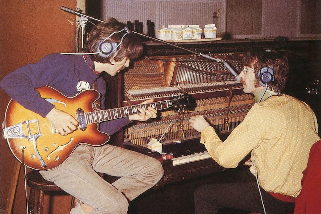 George y John grabando el Sgt. Pepper