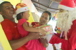 Kemeriahan Natal Saat Santa Klaus Kunjungi Warga Saumlaki