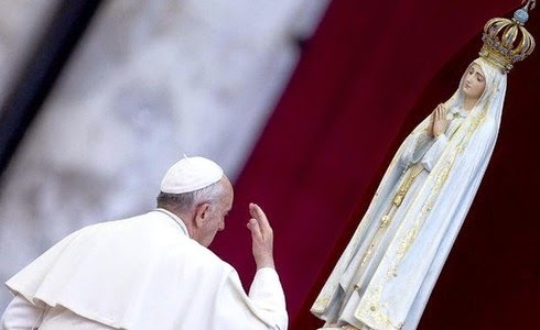 Papa Francisco ante imagen de la Virgen María