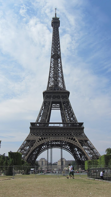 foto da Torre Eiffel no lado oposto do champ du mars    
