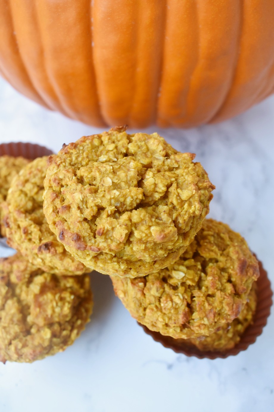 Pumpkin Baked Oatmeal Cups are loaded with real pumpkin and pumpkin spice flavors, are perfect for meal prep and are packed with nutrients for a healthy breakfast! #pumpkin #pumpkinspice #oats #oatmeal #bakedoatmeal #mealprep #healthy #cleaneating