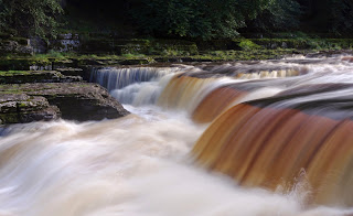 Long exposure photo of the lower Aysgarth Falls in Yorkshire — Mattbuck — CC-by-SA-3.0