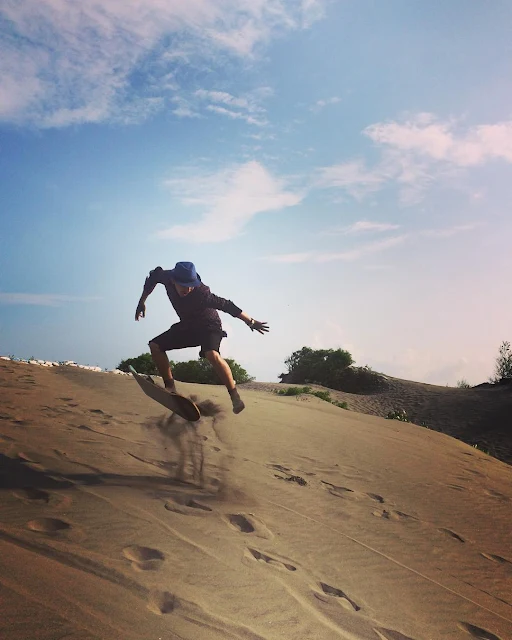 foto sandboarding di gumuk pasir parangkusumo jogja