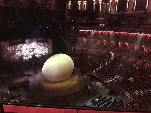 Un huevo gigante del espectáculo OVO