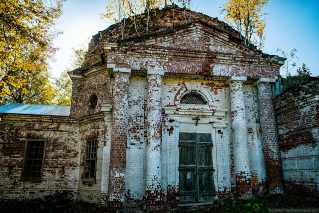 Колонны у старой кирпичной церкви