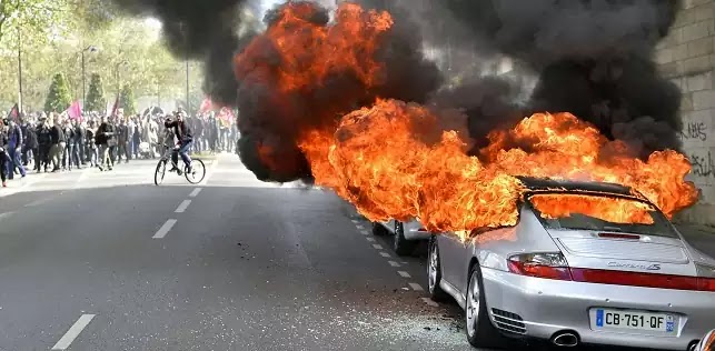 Η Αθήνα κοιμάται και η Γαλλία φλέγεται: Άγριες συγκρούσεις σώμα με σώμα για τα μέτρα λιτότητας- Δεκάδες τραυματίες και συλλήψεις