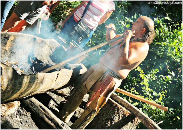 Wampanoag Homesite en la Plimoth Plantation: Construcción de Canoas 