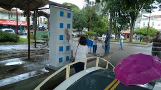 Encenação do viaduto da Ermitage que aguarda construção para liberação das moradias em Teresópolis