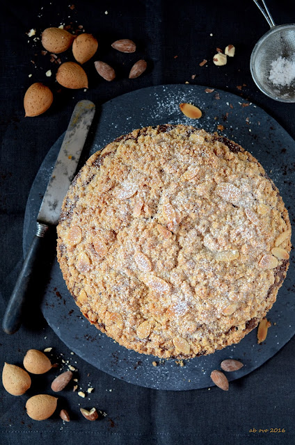 torta-alle-mandorle-e-caffe-con-briciole-speziate