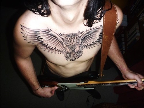 o_preto_e_o_cinza_coruja_tatuagem_no_peito