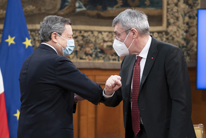 Draghi fa visita alla sede della Cgil: abbraccio con Landini