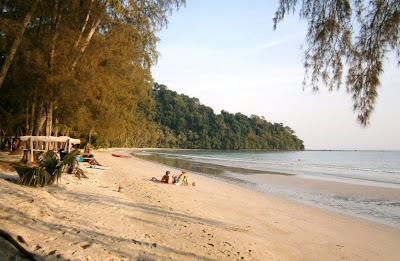 Dad together with junior await on every bit mum contemplates jump into refreshingly cool puddle at Klong Yai K bestthailandbeaches: Ko Kood (Kud, Kut) updated