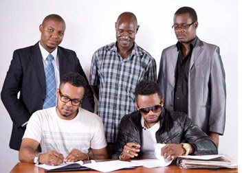 WCB chini ya Diamond platnumz wakisaini mkataba wa makubaliano ya kibiashara