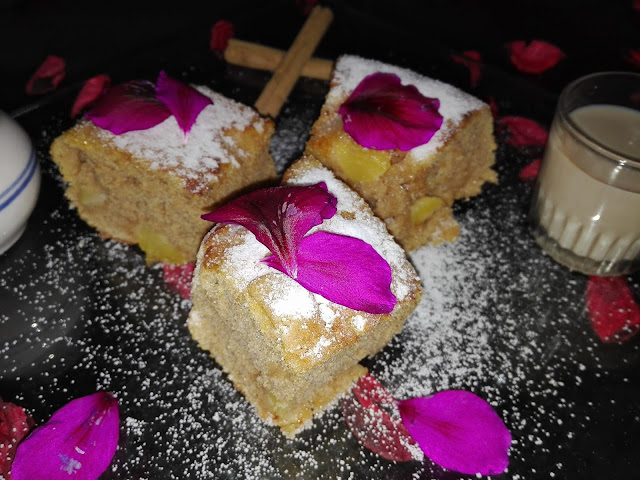 pastel de manzana presentado con un licor de cafe