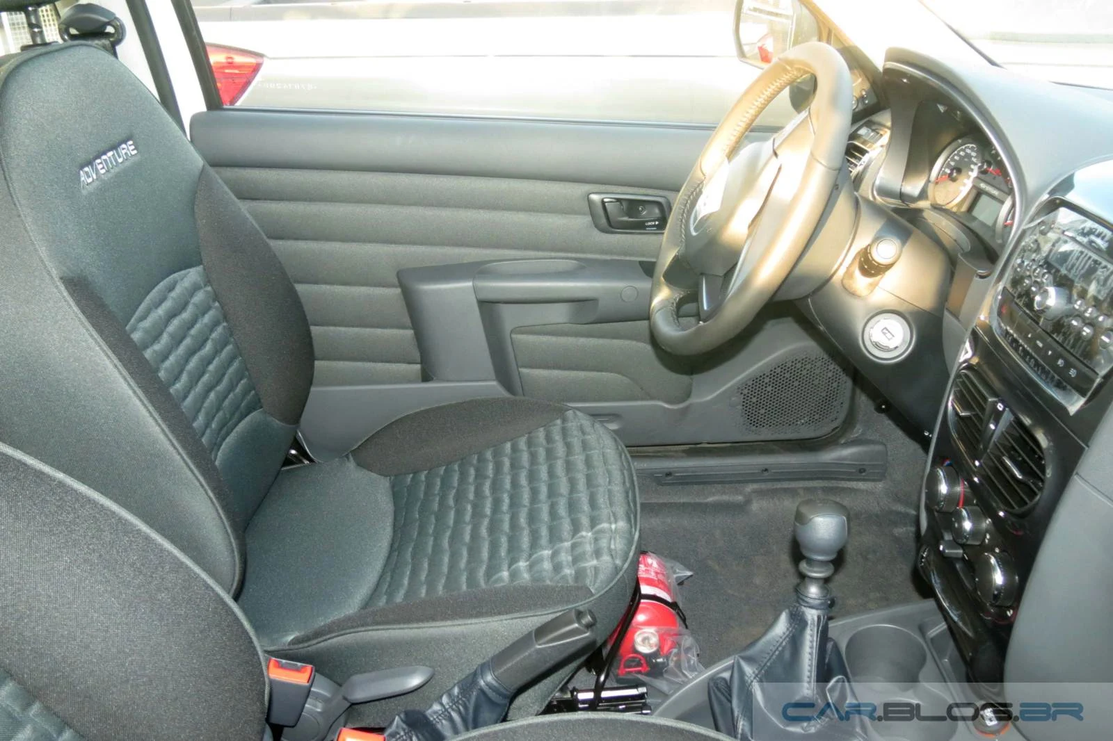 Fiat Strada Adventure 3 portas 2015 - interior