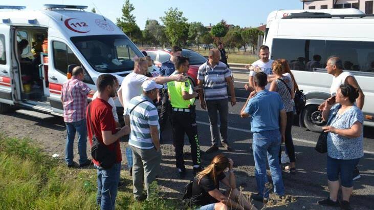 Tekirdağ Ergene'de İşçi servisi kırmızı ışıkta bekleyen kamyona çarptı: 13 yaralı