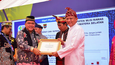 Hadiri Puncak Peringatan HMS di IKN, Bupati Enos Terima Sertifikat