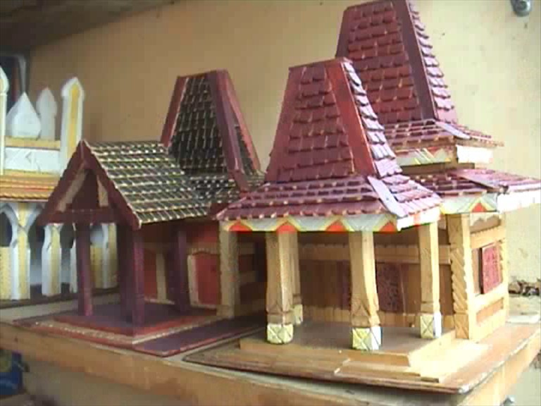  Kerajinan Miniatur Rumah  Adat dari Limbah Kayu