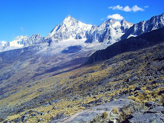 imagen de una montaña nevada