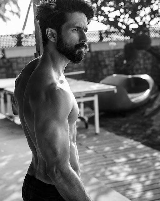 New Look Shahid Kapoor Shritless Wallpaper 2017