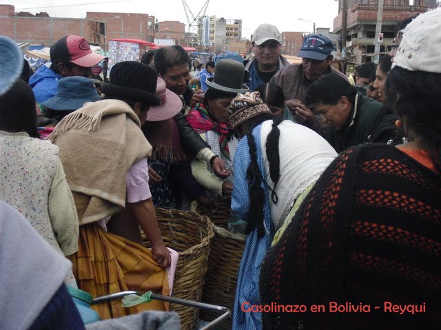 La gente se aglomera por conseguir pan durante el gasolinazo, 2010