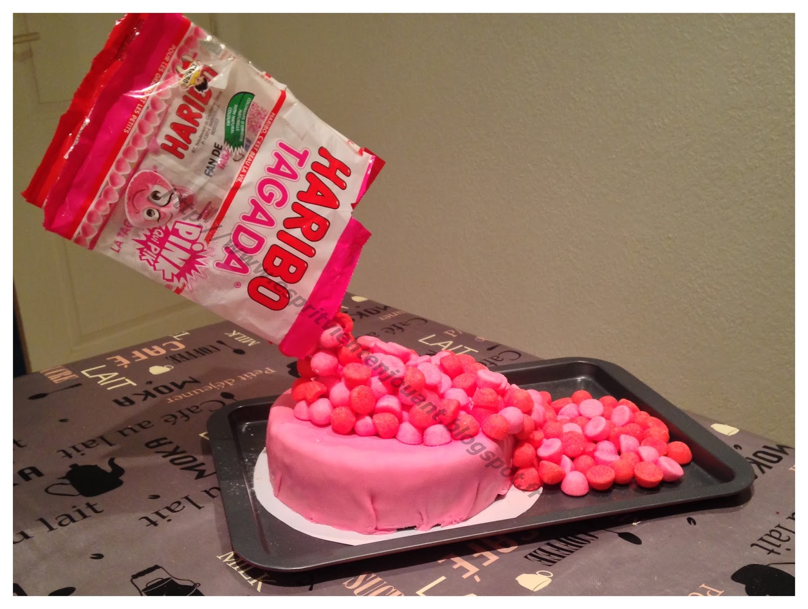 L Esprit Vient En Jouant Cuisine Gravity Cake Ou Gateau Suspendu Aux Fraises ada Pour Un Anniversaire Scientifique