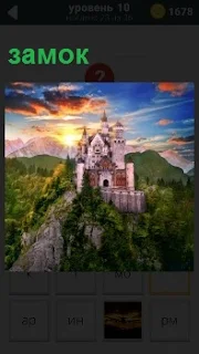 На высоком холму стоит построенный великолепный замок на фоне красочного заката в труднопроходимом месте