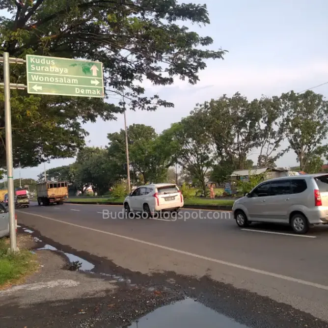 Suasana view jalan depan hotel Amantis Demak di sore hari - Budioso.blogspot.com