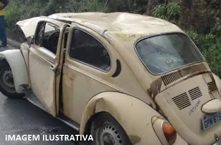 MANOEL RIBAS: CONDUTOR DE FUSCA PERDE O CONTROLE DA DIREÇÃO, INVADE PISTA CONTRÁRIA E BATE EM VEICULO ESTACIONADO