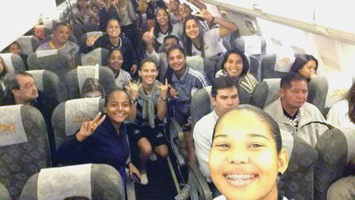 Jogadoras de futebol do Mixto no avião embarcando para jogo do Campeonato Brasileiro