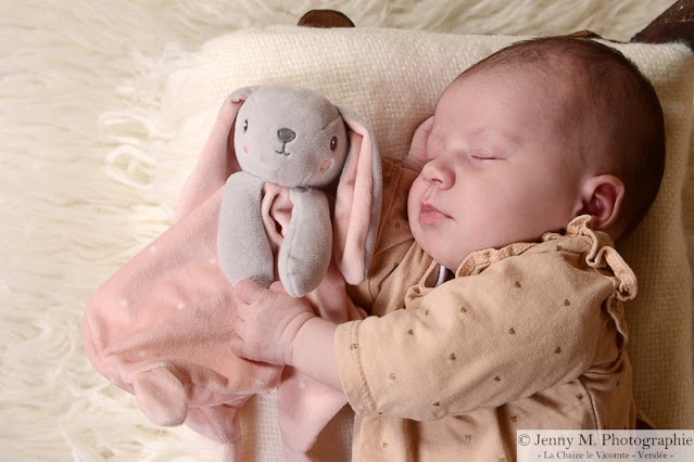 portrait bébé en studio avec doudou