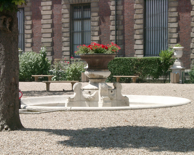 Fontaine de la Bibliothèque Nationale, Rue Vivienne, Paris