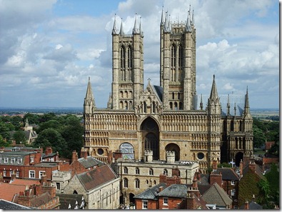 800px-Main_front_of_Lincoln_Cathedral,_2009