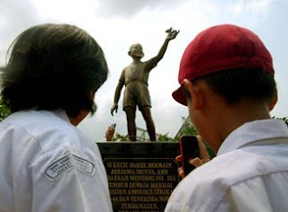 Turunkan Patung Obama