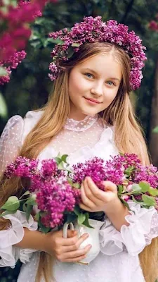 بنت جميلة تحمل زهور