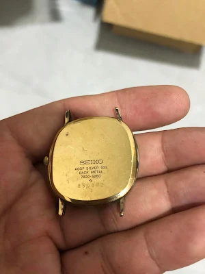 Mặt sau của đồng hồ Bạc đúc mạ vàng seiko 7820