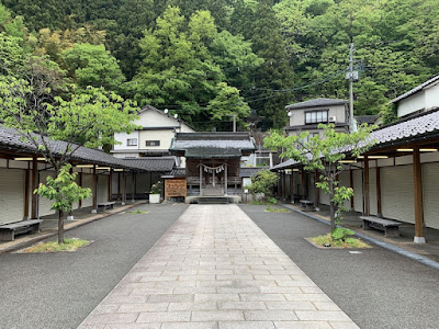 朝市が開かれる温泉神社