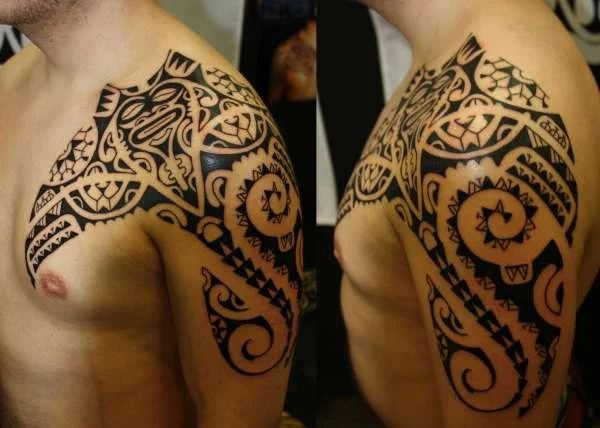 tatuaje de mantarraya para hombre en el hombro y pectoral