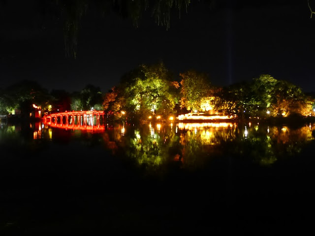 Lago oeste de Hanoi de noche