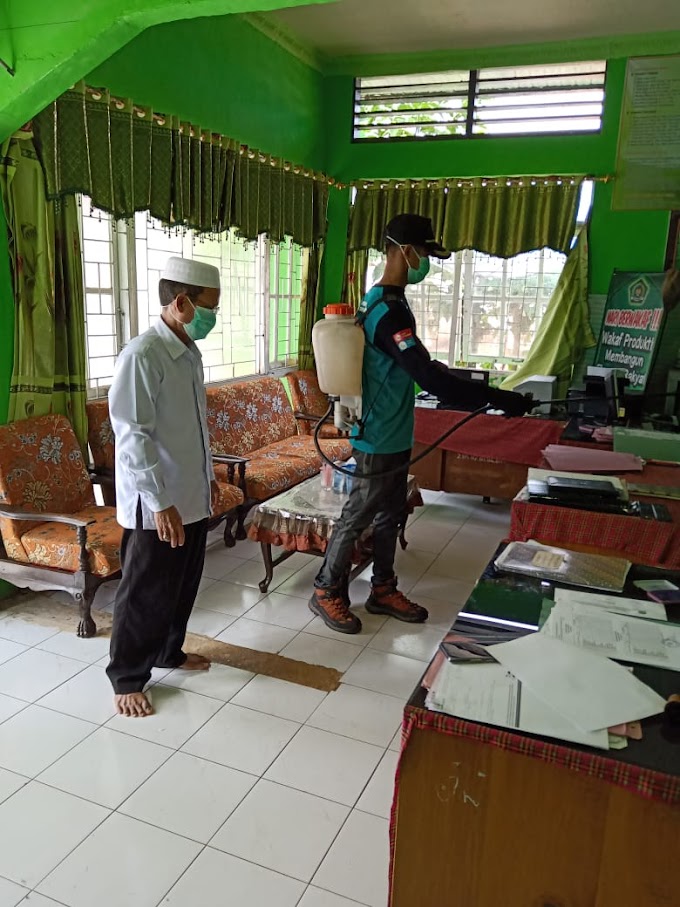 Cegah Penyebaran Covid 19, KUA Takisung Lakukan Penyemprotan Disinfektan