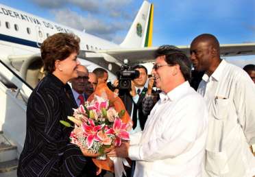 Dilma chega a Cuba e é saudada em búlgaro