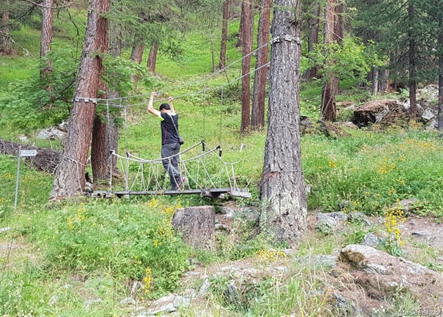 Hiking the AHV Weg trail in Zermatt. Trying out a rope bridge