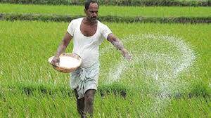 किसानों को पीएम किसान सम्मान निधि के अलावा फर्टिलाइजर सब्सिडी के रूप में हर साल 5000 रुपए प्रदान किए जाने की योजना है