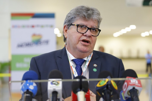 João Azevêdo anuncia reajuste de 80% nos salários dos professores contratados