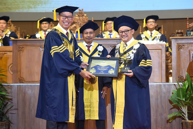 Mendikdasmen Terima Anugerah Konservasi 2025 Kategori Upakarti Dharmakarya Adhikarana