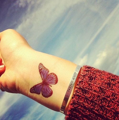 Borboleta azul no Pulso da Tatuagem
