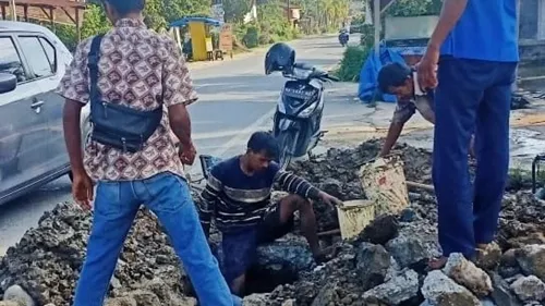 Petugas Perumda Air Minum Kota Padang Perbaiki Pipa di Simpang Apa Lubuk Minturun